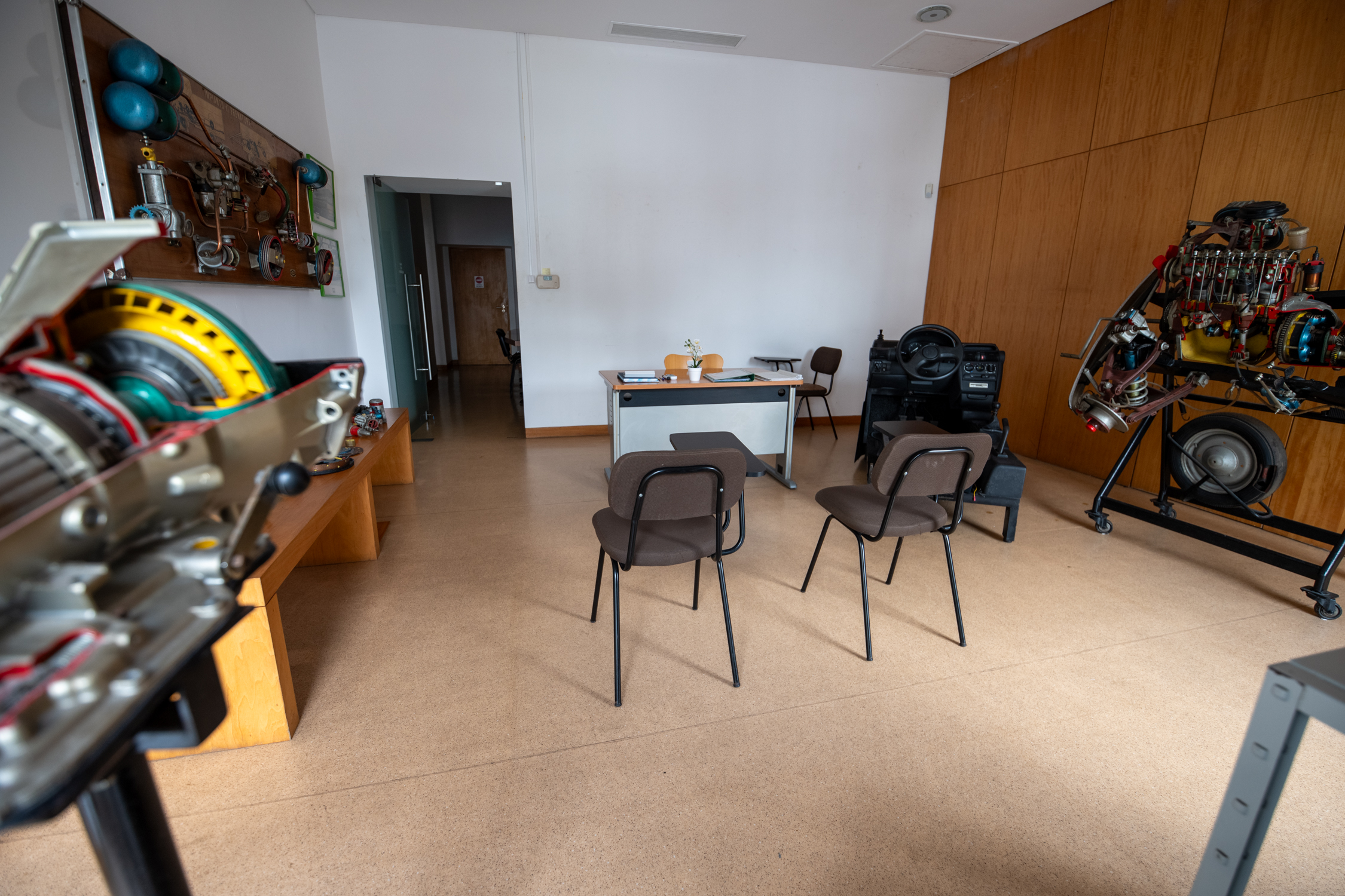 Sala com modelos mecânicos e simulador de condução