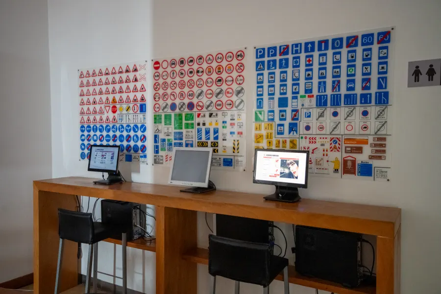 Sala de testes de código com computadores