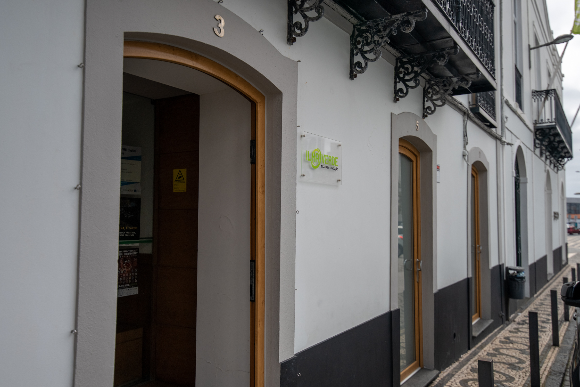 Entrada da Escola de Condução Ilha Verde em Ponta Delgada