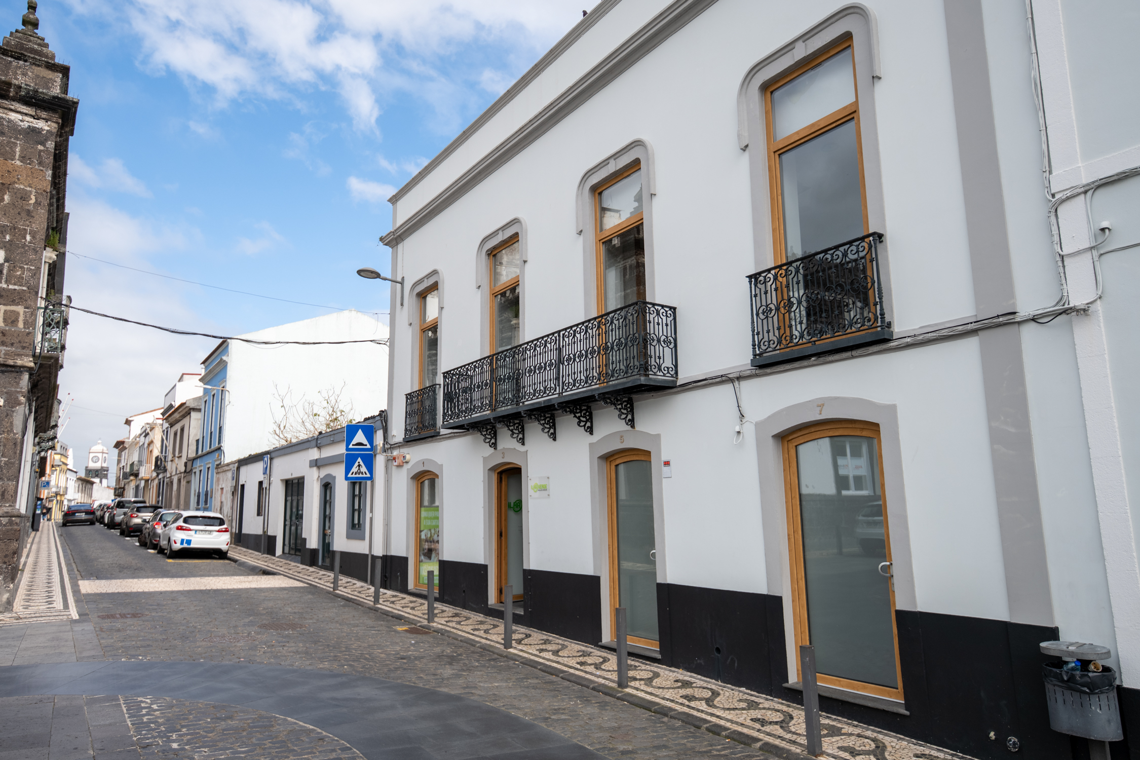 Fachada da Escola de Condução Ilha Verde no centro de Ponta Delgada